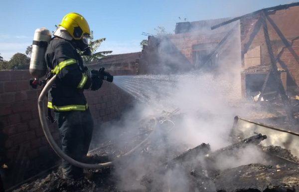 Residencia consumida pelo fogo em Itapoa nesse sabado, dia 08 de agosto 02