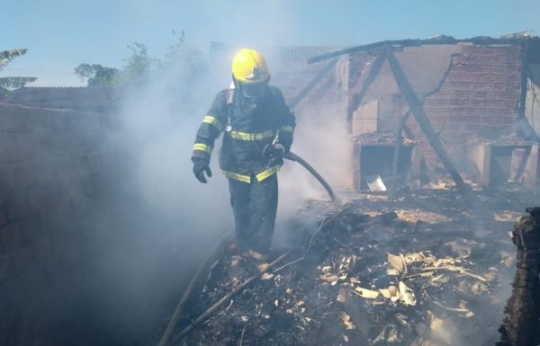 Residencia consumida pelo fogo em Itapoa nesse sabado, dia 08 de agosto 04
