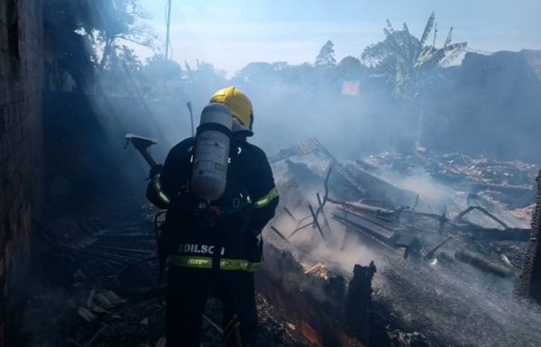 Residencia consumida pelo fogo em Itapoa nesse sabado, dia 08 de agosto 05