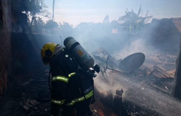 Residencia consumida pelo fogo em Itapoa nesse sabado, dia 08 de agosto 06