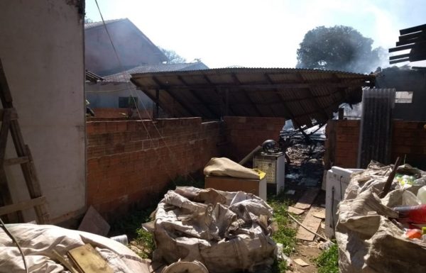 Residencia consumida pelo fogo em Itapoa nesse sabado, dia 08 de agosto 07