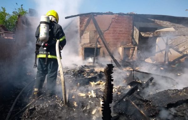 Residencia consumida pelo fogo em Itapoa nesse sabado, dia 08 de agosto 08