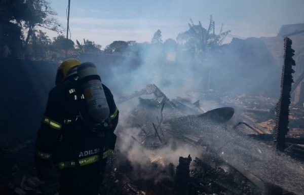 Residencia consumida pelo fogo em Itapoa nesse sabado, dia 08 de agosto 09