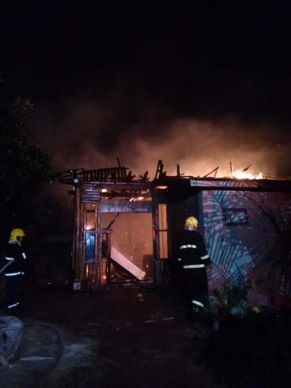 Casa de ex-militar que responde por homicidio em Itapoa consumida pelo fogo 1