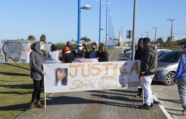 Protesto pede por paz e Justica no caso Sonia em Itapoa 09