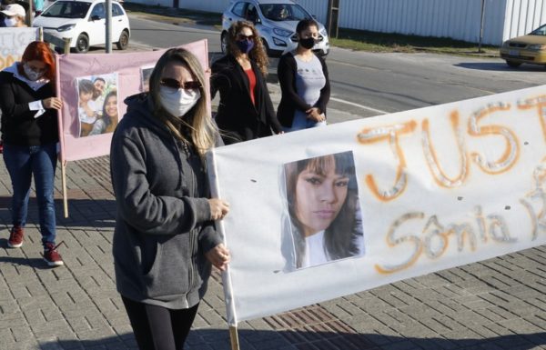 Protesto pede por paz e Justica no caso Sonia em Itapoa 11