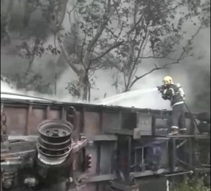 Bombeiros de Garuva atendem ocorrencia de incendio em caminhao na BR-376
