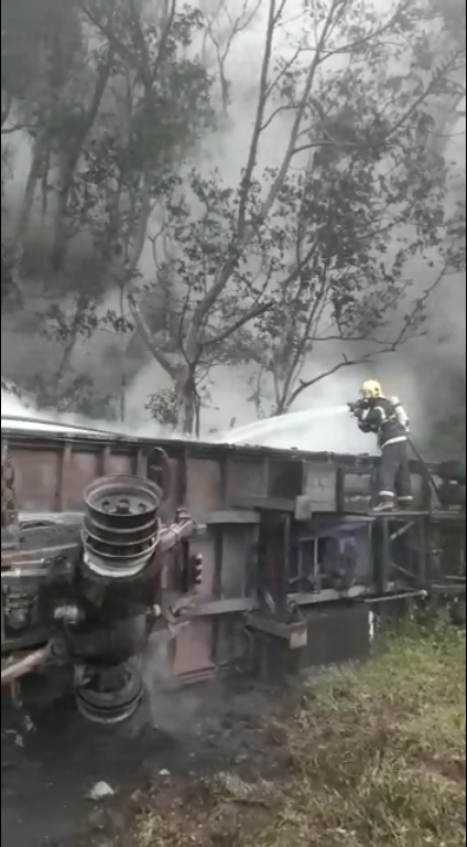 Bombeiros de Garuva atendem ocorrencia de incendio em caminhao na BR-376