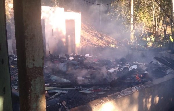 Residencia destruida por incendio na Estrada da Jaca e familia pede ajuda 1