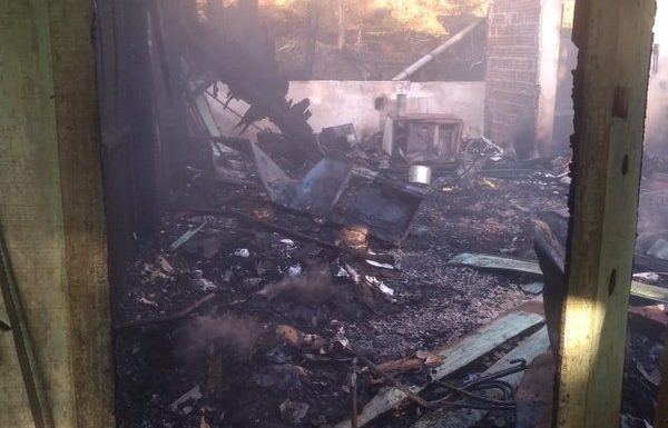 Residencia destruida por incendio na Estrada da Jaca e familia pede ajuda 2