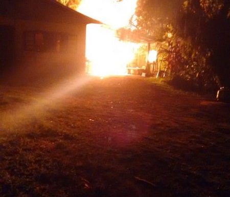 Residencia destruida por incendio na Estrada da Jaca e familia pede ajuda 3