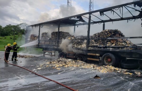 01 Bombeiros de Garuva atendem ocorrencia de incendio em carreta na rodovia BR-376