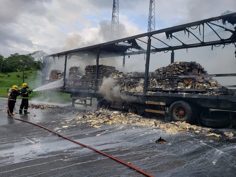 01 Bombeiros de Garuva atendem ocorrencia de incendio em carreta na rodovia BR-376