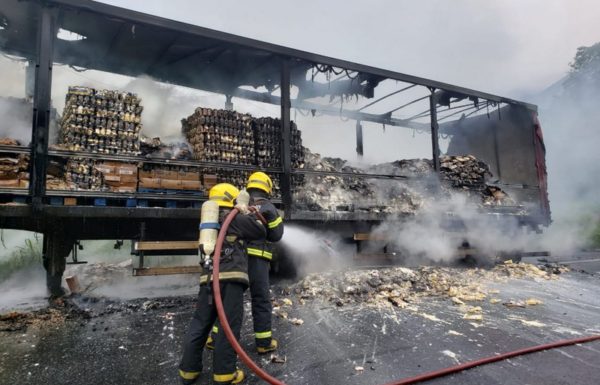 02 Bombeiros de Garuva atendem ocorrencia de incendio em carreta na rodovia BR-376