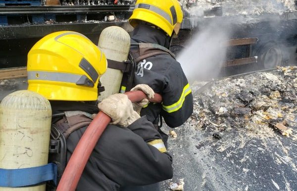 03 Bombeiros de Garuva atendem ocorrencia de incendio em carreta na rodovia BR-376