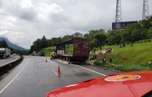05 Bombeiros de Garuva atendem ocorrencia de incendio em carreta na rodovia BR-376
