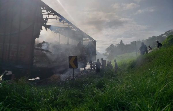 06 Bombeiros de Garuva atendem ocorrencia de incendio em carreta na rodovia BR-376