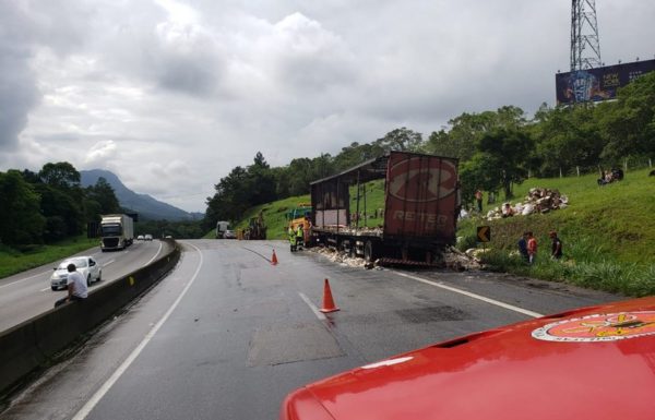 08 Bombeiros de Garuva atendem ocorrencia de incendio em carreta na rodovia BR-376