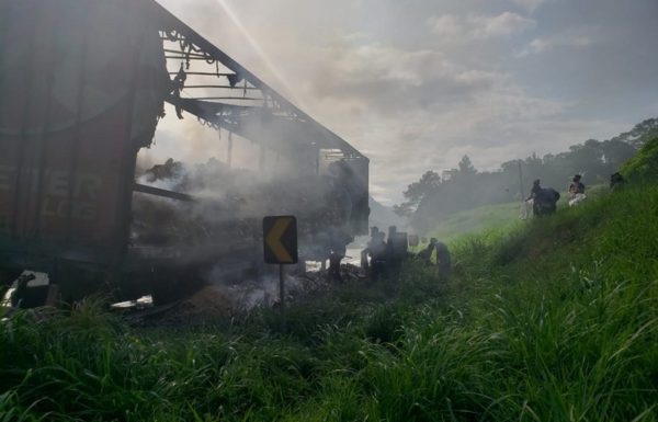 09 Bombeiros de Garuva atendem ocorrencia de incendio em carreta na rodovia BR-376