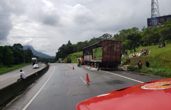 10 Bombeiros de Garuva atendem ocorrencia de incendio em carreta na rodovia BR-376