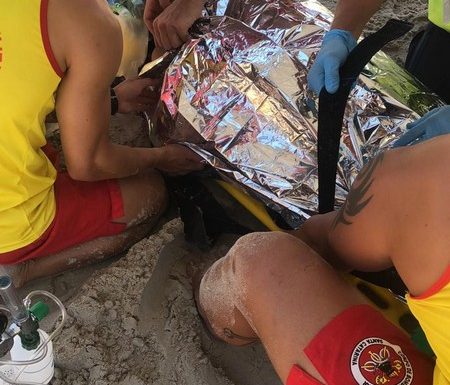 Guarda-vidas de Itapoa resgatam jovem que se afogava na Barra do Sai 01