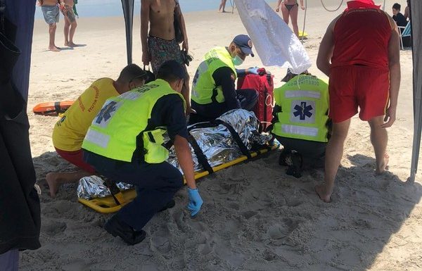 Guarda-vidas de Itapoa resgatam jovem que se afogava na Barra do Sai 03