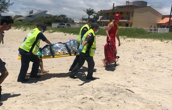 Guarda-vidas de Itapoa resgatam jovem que se afogava na Barra do Sai 05