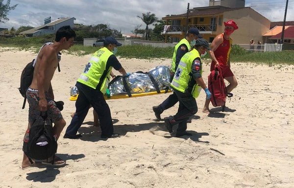 Guarda-vidas de Itapoa resgatam jovem que se afogava na Barra do Sai 06