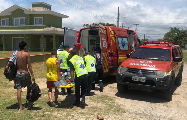 Guarda-vidas de Itapoa resgatam jovem que se afogava na Barra do Sai 07