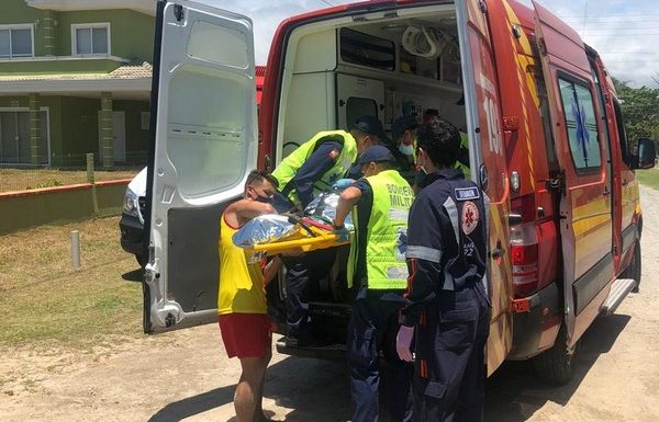 Guarda-vidas de Itapoa resgatam jovem que se afogava na Barra do Sai 08