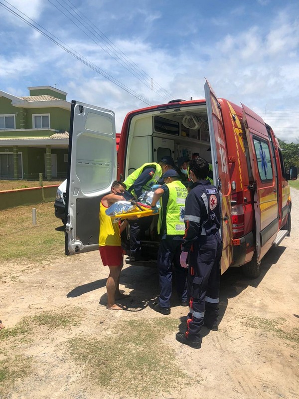 Guarda-vidas de Itapoa resgatam jovem que se afogava na Barra do Sai 08