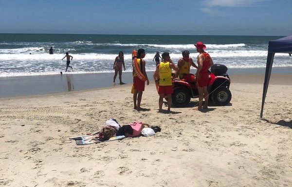 Guarda-vidas de Itapoa resgatam jovem que se afogava na Barra do Sai 09