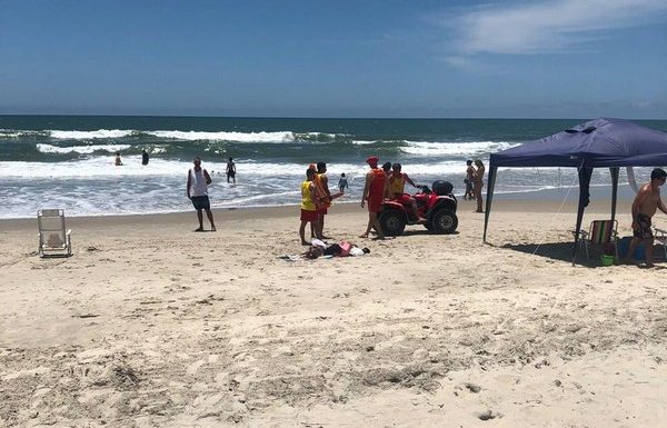 Guarda-vidas de Itapoa resgatam jovem que se afogava na Barra do Sai 10