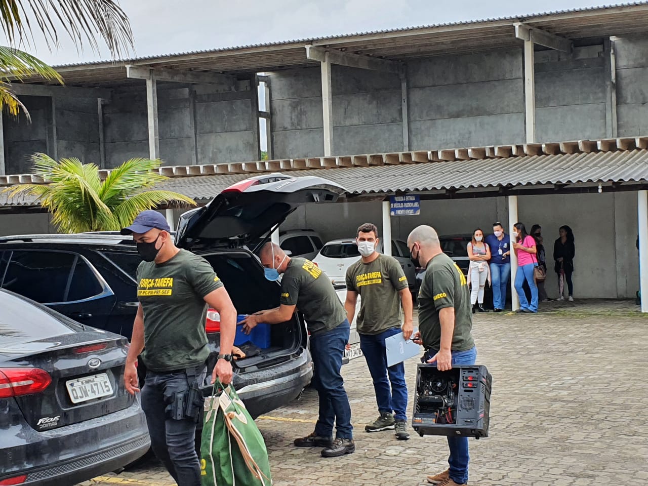 MP e GAECO cumprem mandados de busca e apreensao na Prefeitura e casa de comissionados 7