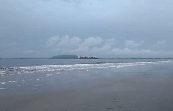 Bombeiro de folga salva familia inteira que se afogava em praia do Pontal do Norte em Itapoa_02