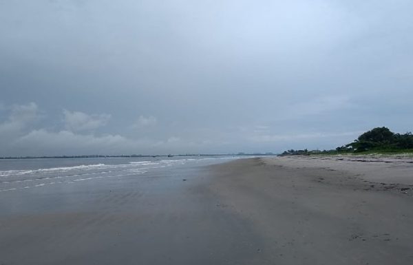 Bombeiro de folga salva familia inteira que se afogava em praia do Pontal do Norte em Itapoa_03