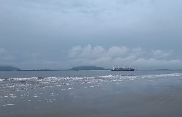 Bombeiro de folga salva familia inteira que se afogava em praia do Pontal do Norte em Itapoa_04