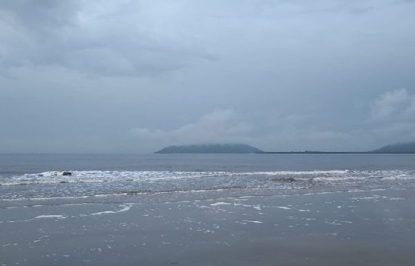 Bombeiro de folga salva familia inteira que se afogava em praia do Pontal do Norte em Itapoa_05