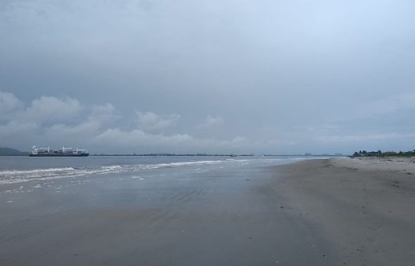 Bombeiro de folga salva familia inteira que se afogava em praia do Pontal do Norte em Itapoa_06