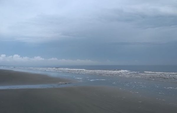 Bombeiro de folga salva familia inteira que se afogava em praia do Pontal do Norte em Itapoa_07