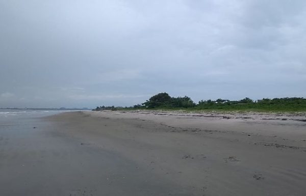 Bombeiro de folga salva familia inteira que se afogava em praia do Pontal do Norte em Itapoa_08