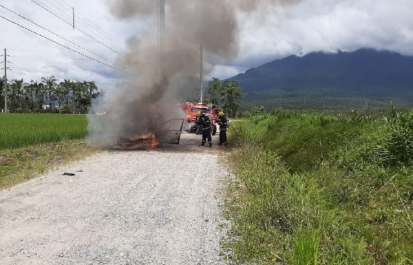 Bombeiros de Garuva atendem ocorrencia suspeita de incendio em automovel no Palmital_01