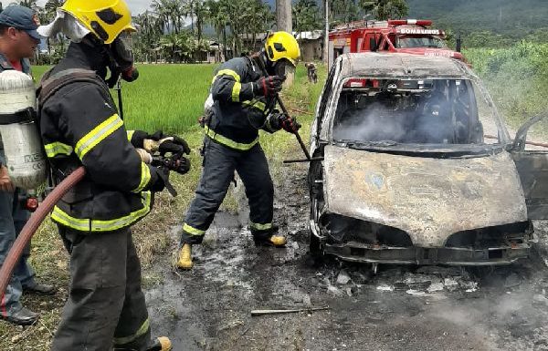 Bombeiros de Garuva atendem ocorrencia suspeita de incendio em automovel no Palmital_02