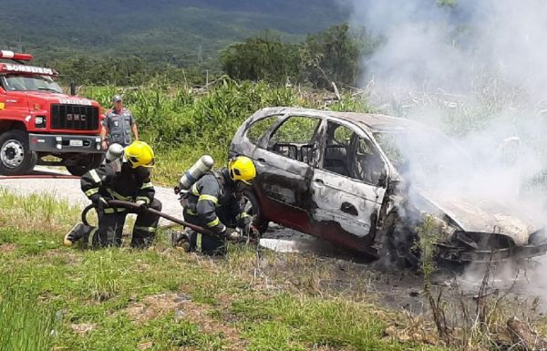 Bombeiros de Garuva atendem ocorrencia suspeita de incendio em automovel no Palmital_03