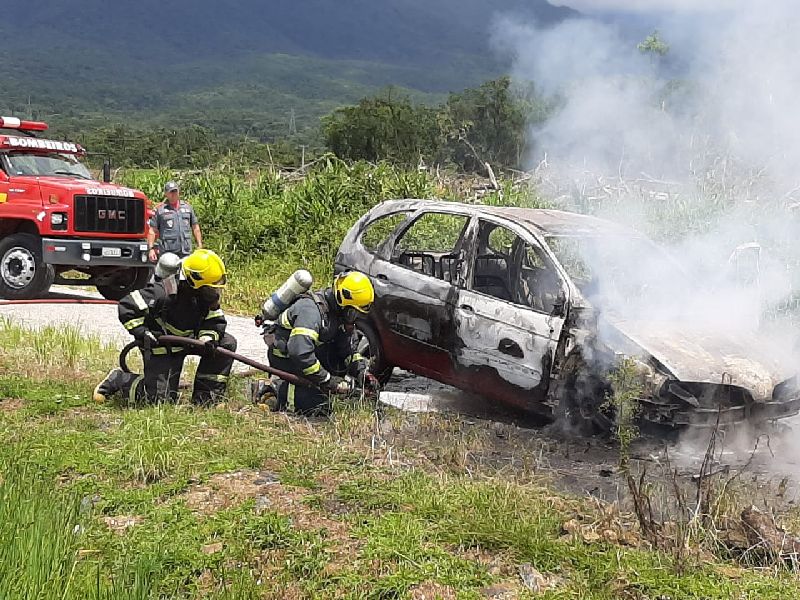 Bombeiros de Garuva atendem ocorrencia suspeita de incendio em automovel no Palmital_03