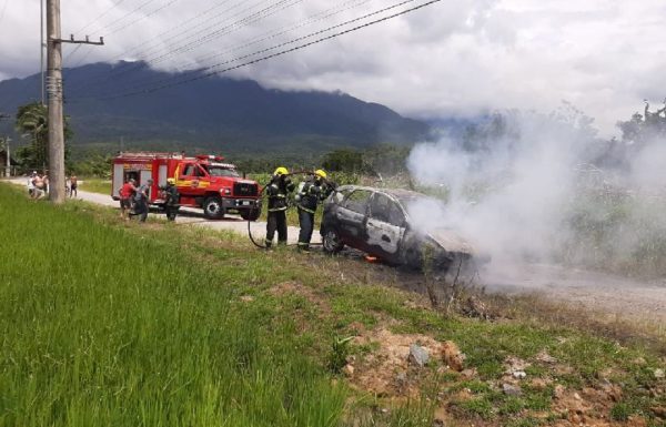 Bombeiros de Garuva atendem ocorrencia suspeita de incendio em automovel no Palmital_04