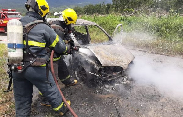Bombeiros de Garuva atendem ocorrencia suspeita de incendio em automovel no Palmital_05