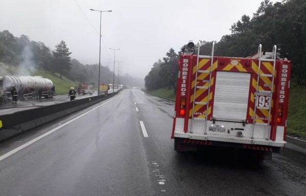 Carreta bitrem com carga inflamavel pega fogo na BR-101 em garuva 1