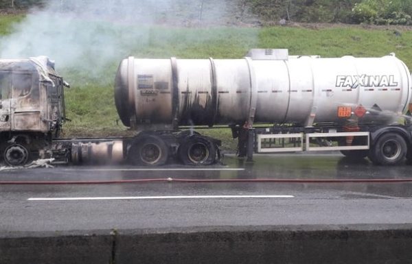 Carreta bitrem com carga inflamavel pega fogo na BR-101 em garuva 2