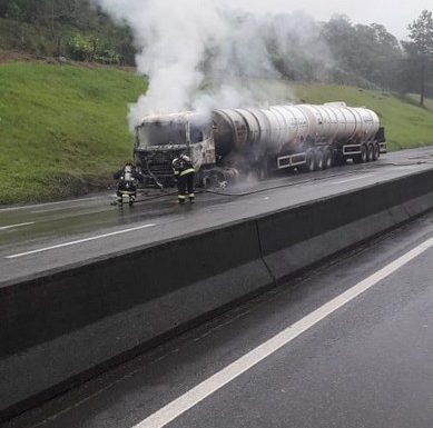 Carreta bitrem com carga inflamavel pega fogo na BR-101 em garuva 3